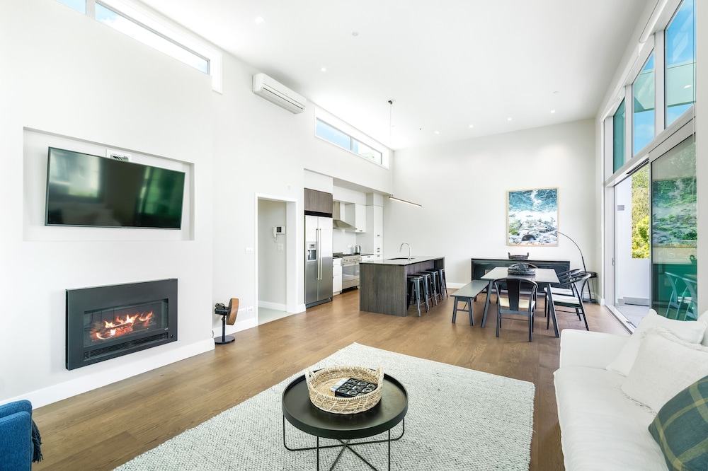The Carlton Apartments view 5