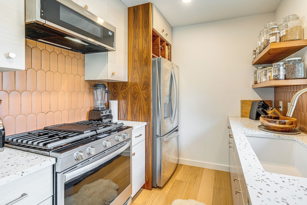 2 Mi to Dtwn: Austin Getaway w/ Natural Pool