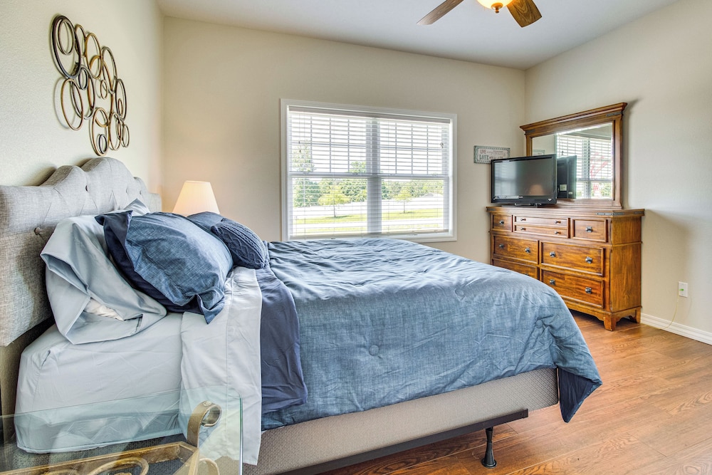 Near Bull Shoals Lake: Spacious Golfer's Getaway!
