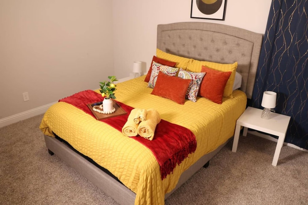 Spacious Home w Putting Green -for Extended Stays