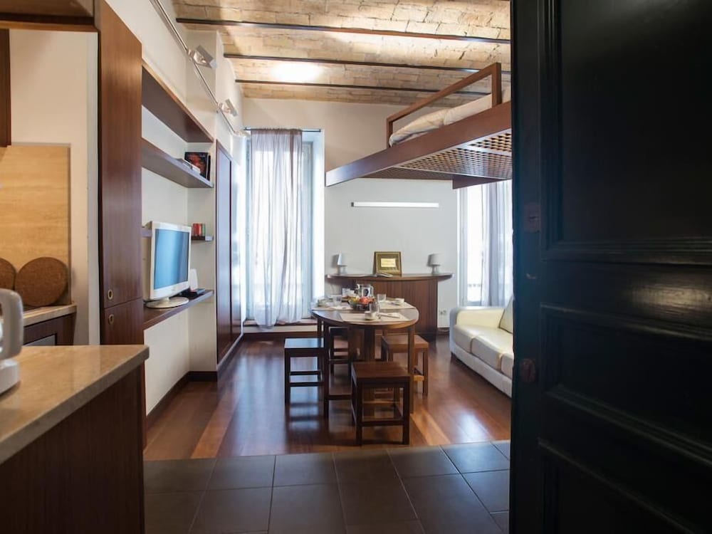Trevi Fountain - Lovely Loft Apartment