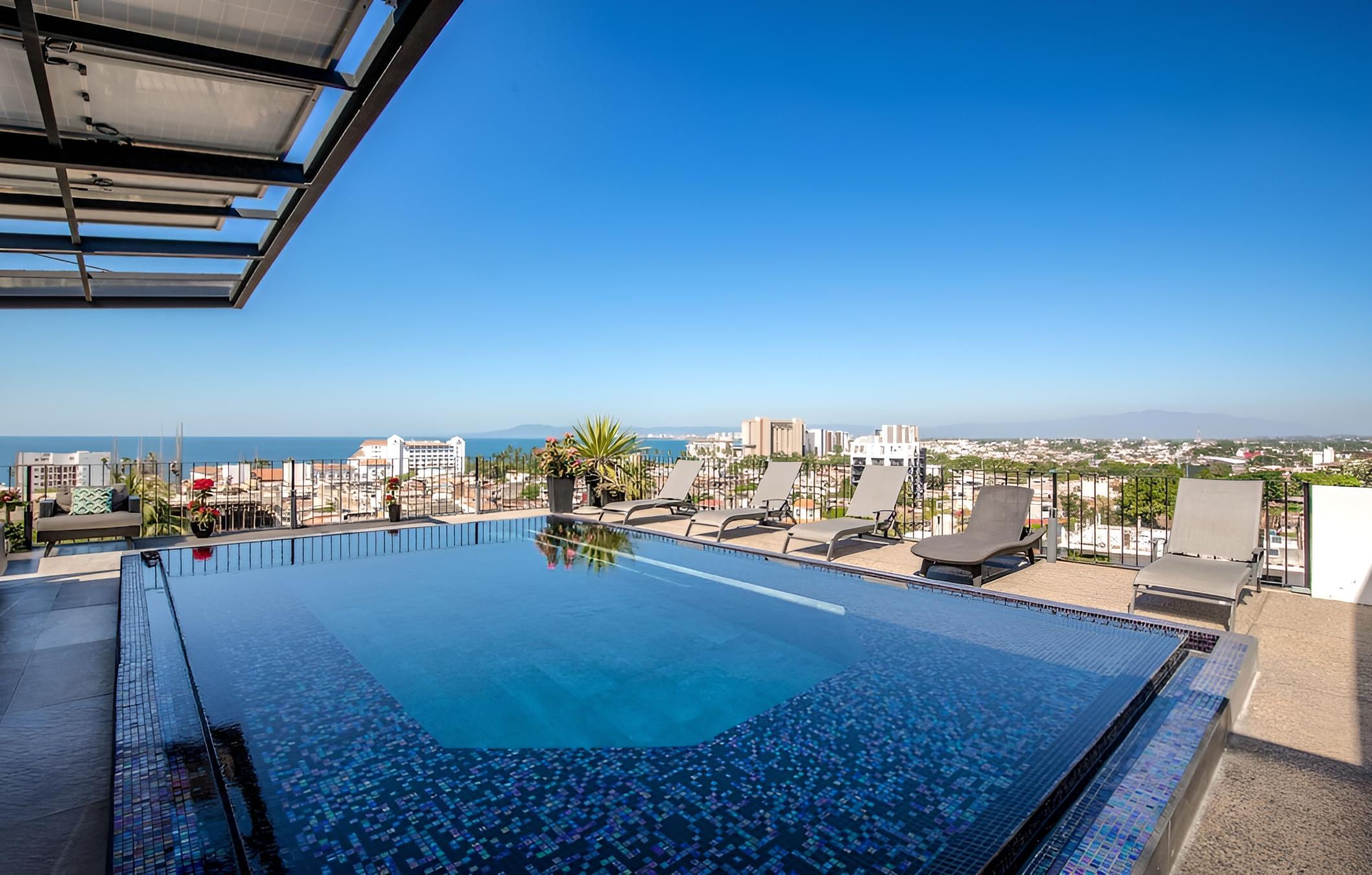 5D - Super Studio Well Laid out Everything you Need - Stunning Rooftop Inifinity Pool view 4