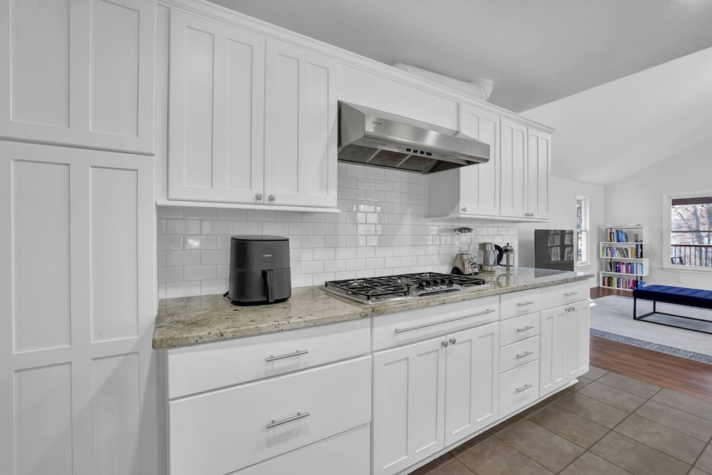 Chamblee Retreat 3BR Home w Spacious Porch