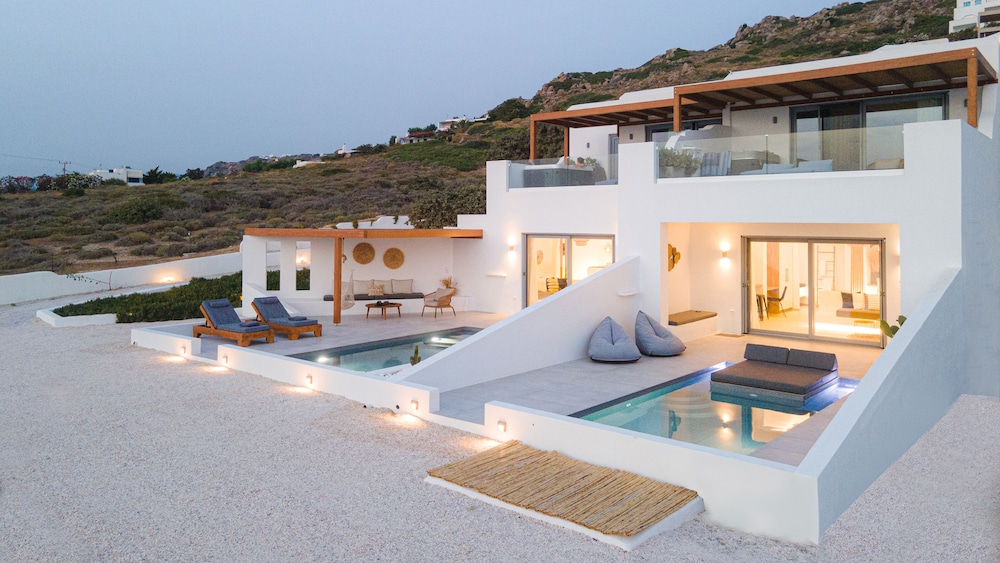 Hotel Seanfinity Beachfront Suites