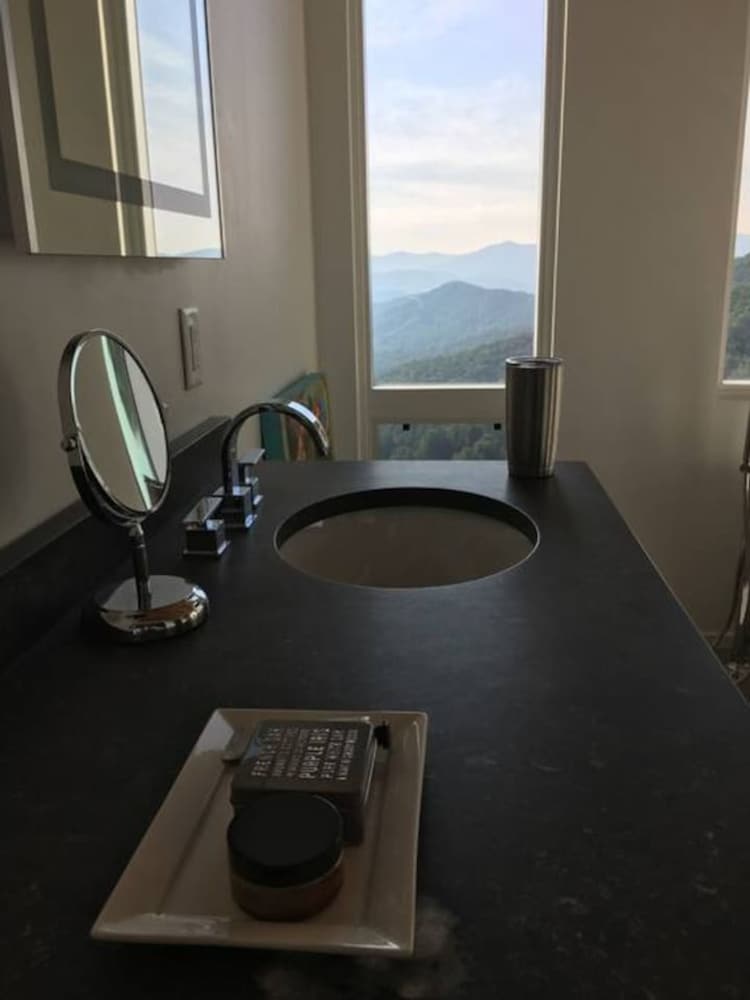 Sky-high Luxury w Million Dollar Views