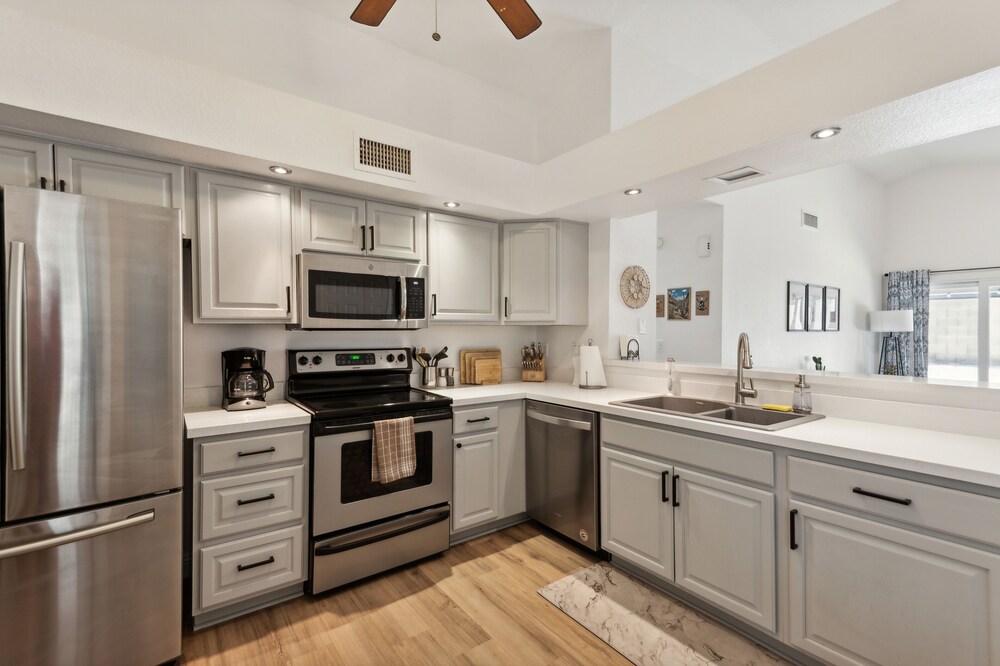 Beautifully Renovated Glendale Retreat 3 Bedroom Home by RedAwning