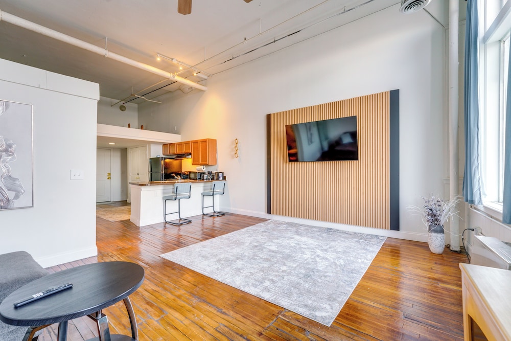 Steps to Riverwalk! City-view Condo in Corktown