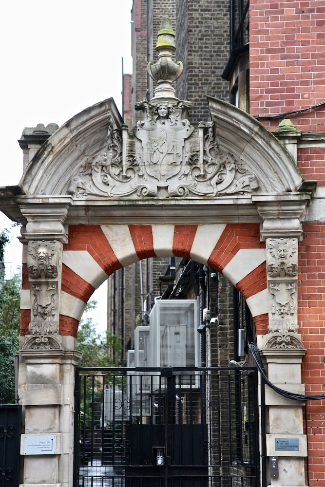 Kensington Palace by Underground station