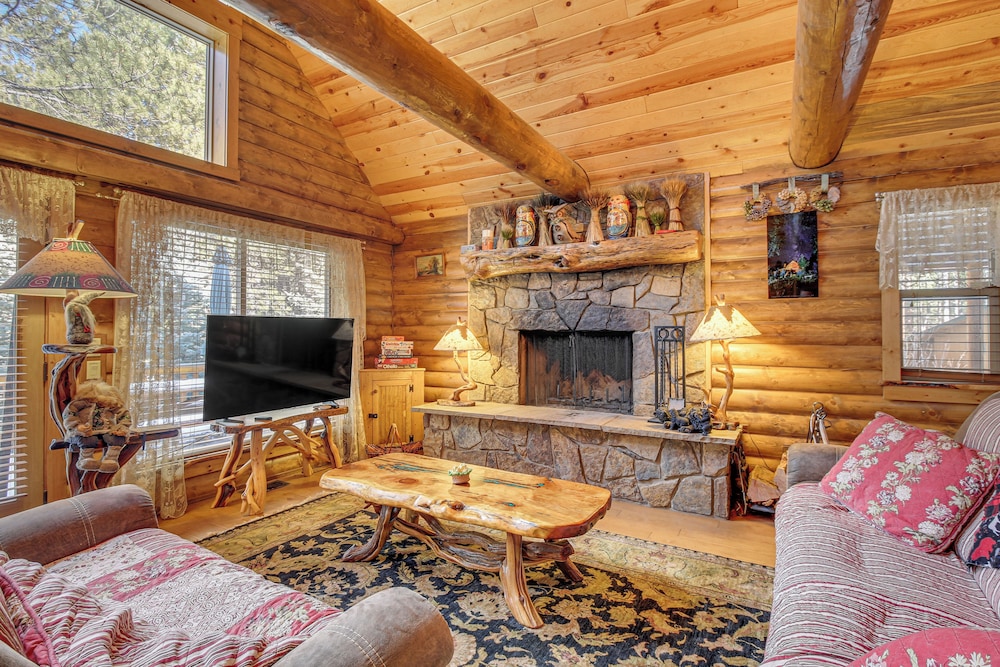Family-friendly Cabin w/ Fire Pit in Forest Lakes