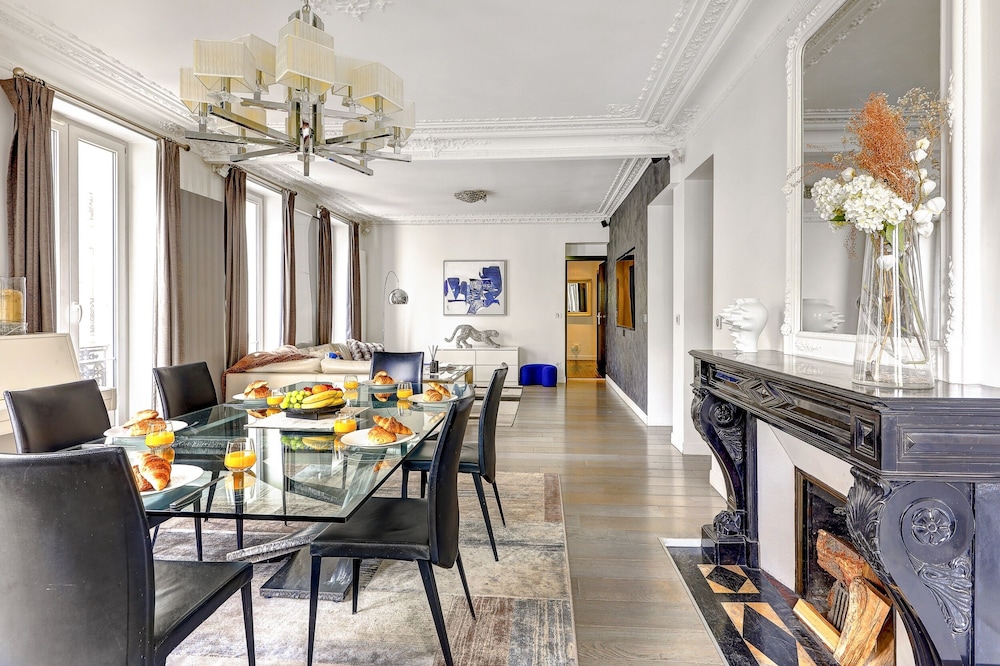Elegant 3BR Arc de Triomphe