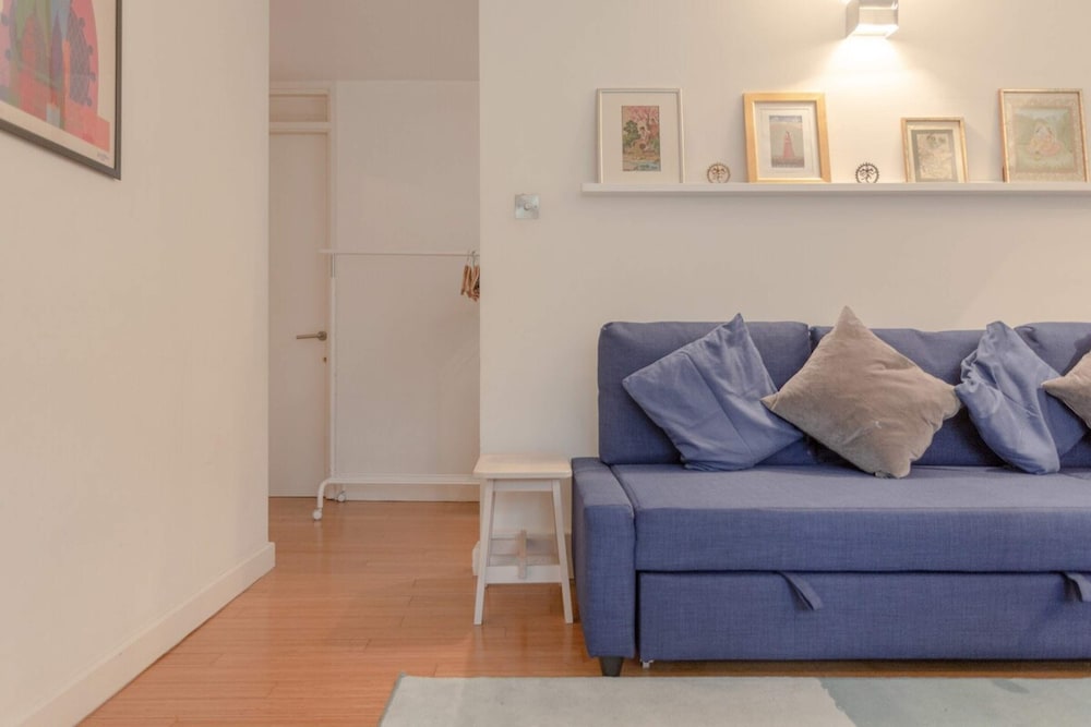 Well Located 2 Bedroom 1 Bath in Elephant & Castle