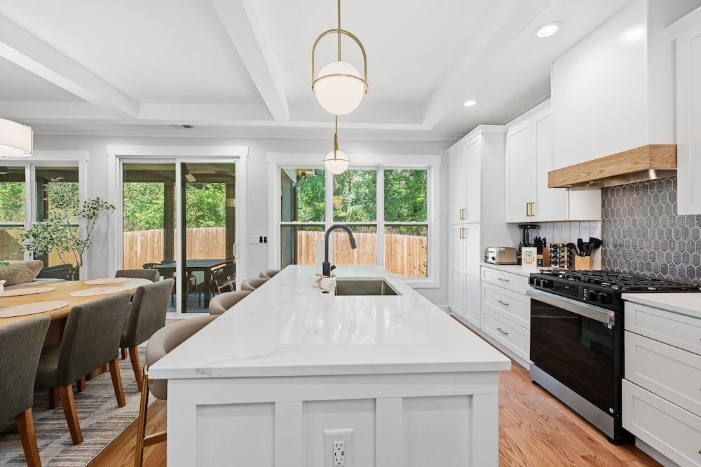 New! Modern Luxurious Woodland Retreat 5 Bedroom Home