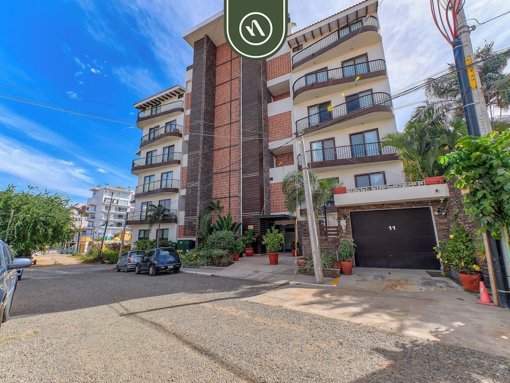 Oceanview 3 BR Condo Near the Beach - Pool