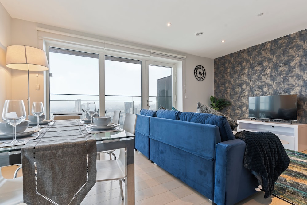 Elegant 2 Bed Apartment Within Many Attractions