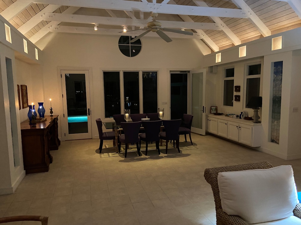 Coastal Charm: Newly Renovated Historic Cottage On The Beach photo 3