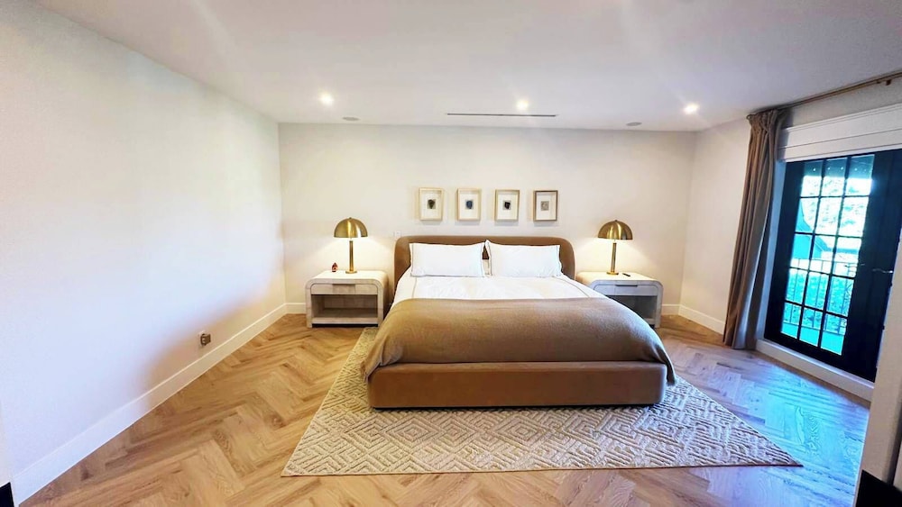 New 5 Bedroom Modern Villa on Golf Course