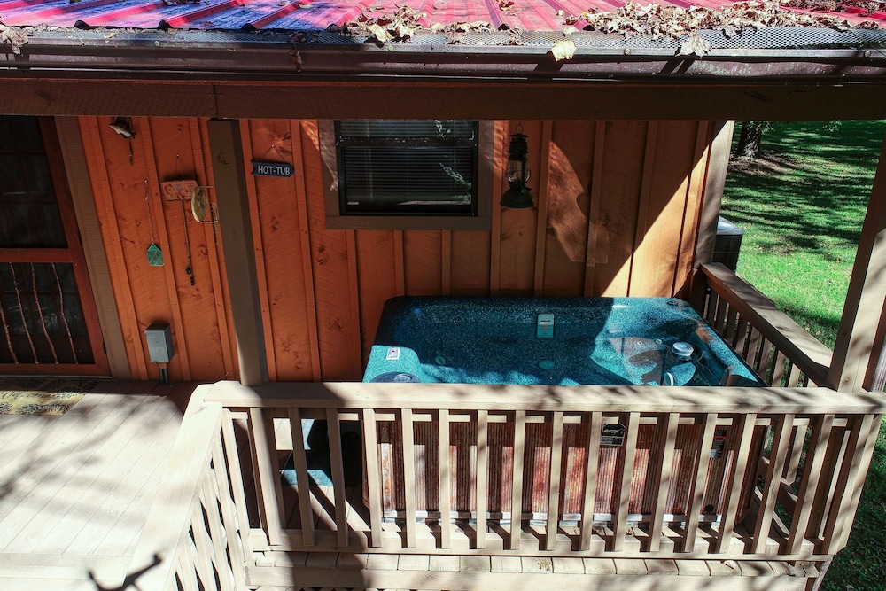 Wandering Creek - 2 Bedrooms, 1 Baths, Sleeps 6 Cabin by RedAwning