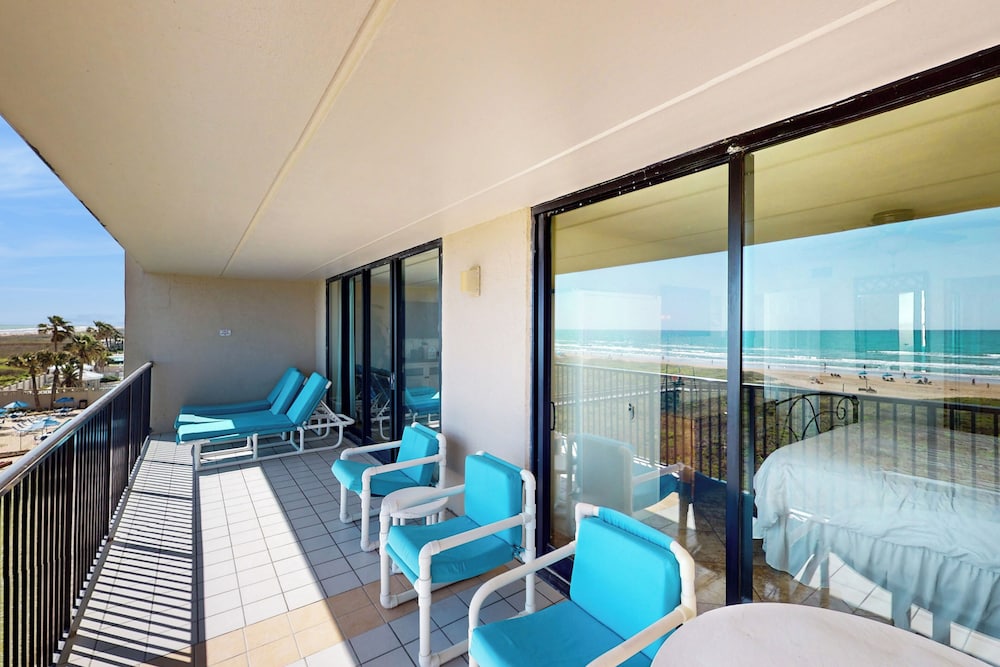 3BR Beachfront Condo w/ Pools & Balcony