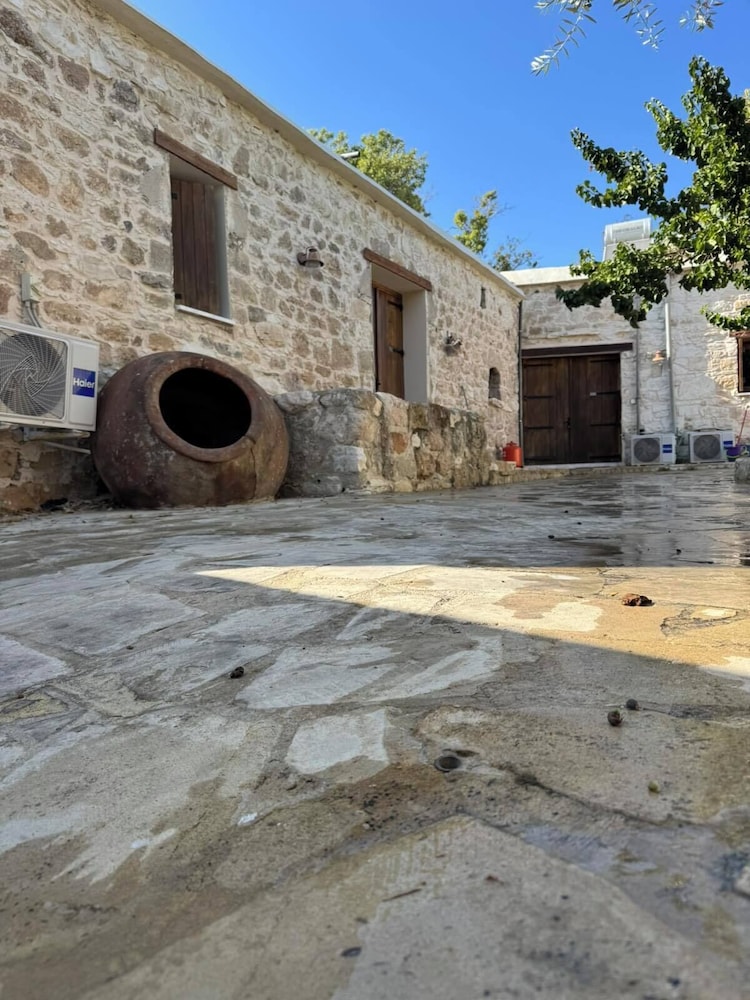 Charming Cyprus Getaway in Páfos - Garden View Holiday House