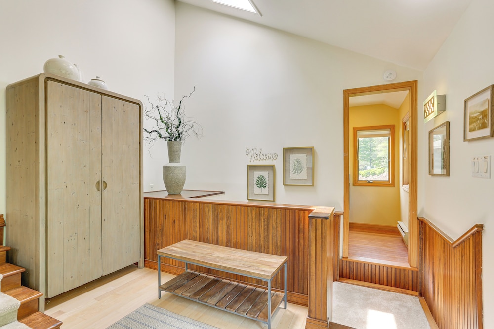 13 Mi to Ski Big Bear: Updated Getaway w/ Deck