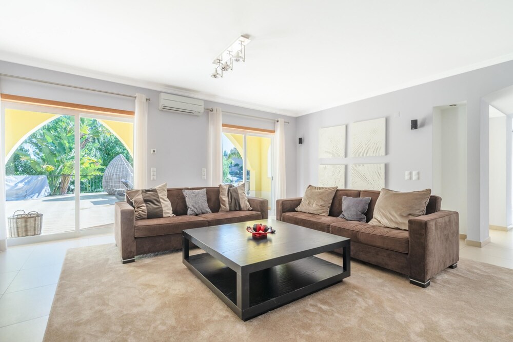 Villa Amarela - Luxurious 4 Bedroom Villa in Lagos