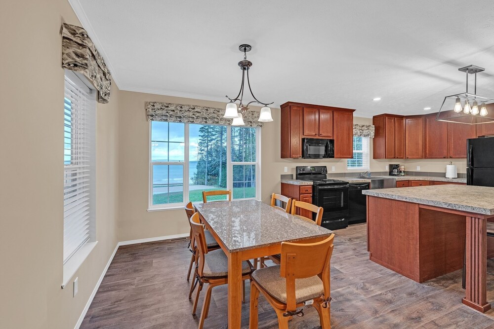 Lakeside Retreat W/ Beach Access & Kayaks 3 Bedroom Home