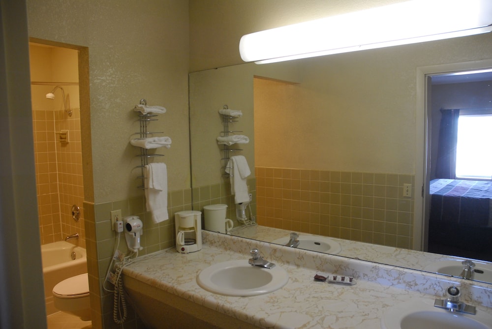 Emporia Vacations - America's Best Inns  Suites - Property Image 5