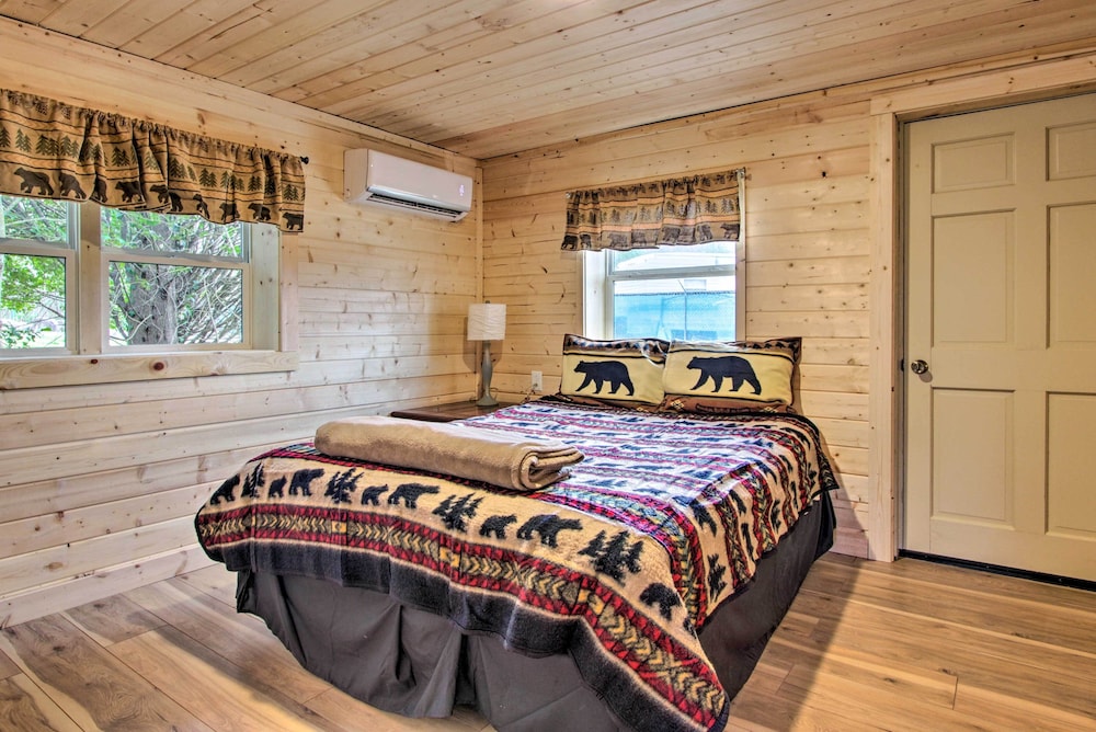 Gatlinburg Cabin: Hot Tub, Deck, Games
