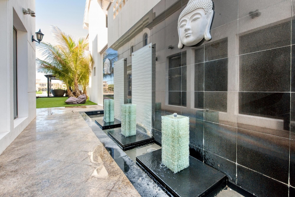 Glamourous Beachfront Villa on The Palm w Pool