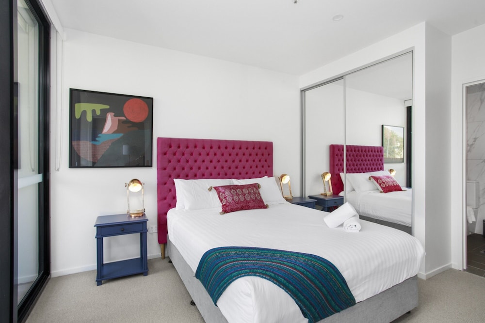 Boutique Unit With Huge Terrace Near Cafes & Shops