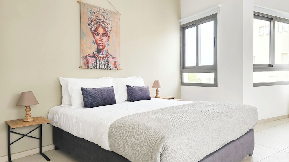 Phaedrus Living: Ledras Residences 201