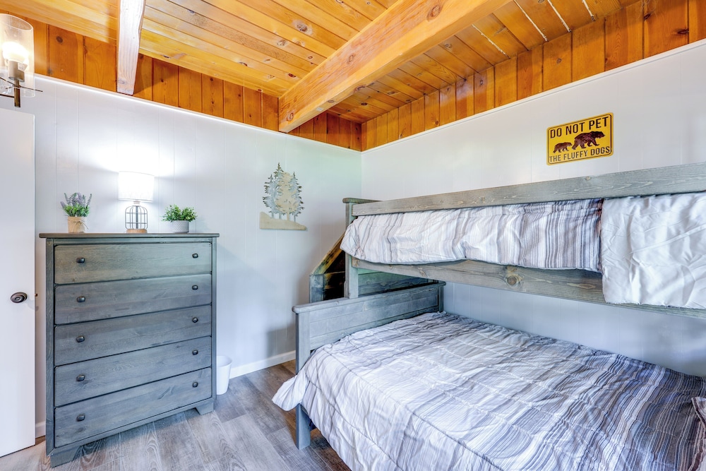 2 Mi to Trails: Modern Mountain Condo in Big Bear
