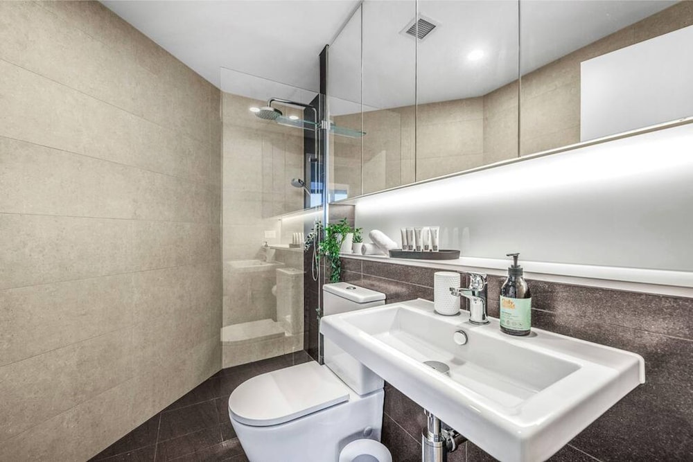 2BR Luxury Skytower Views CBD Pool Gym Netflix