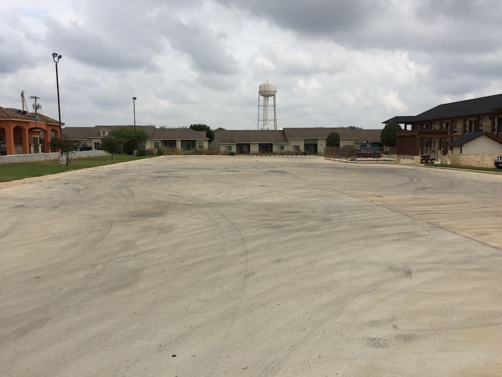 Pearsall Inn & Suites