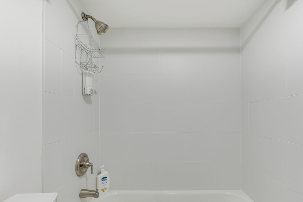 2 Mi to Logan Square: Pet-friendly Unit w/ Yard!