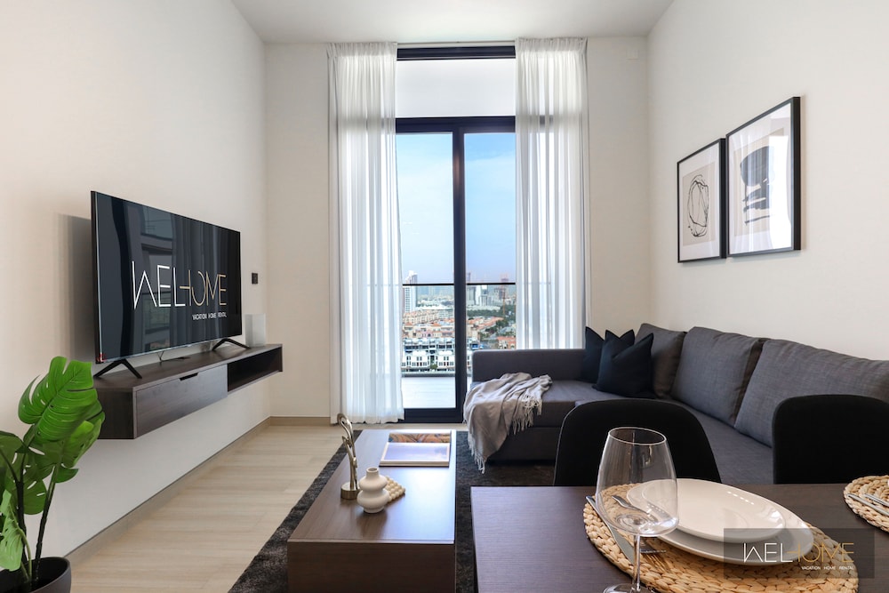 WelHome - Dubai Delight: Luxe Living 1BR at Binghatti Luna