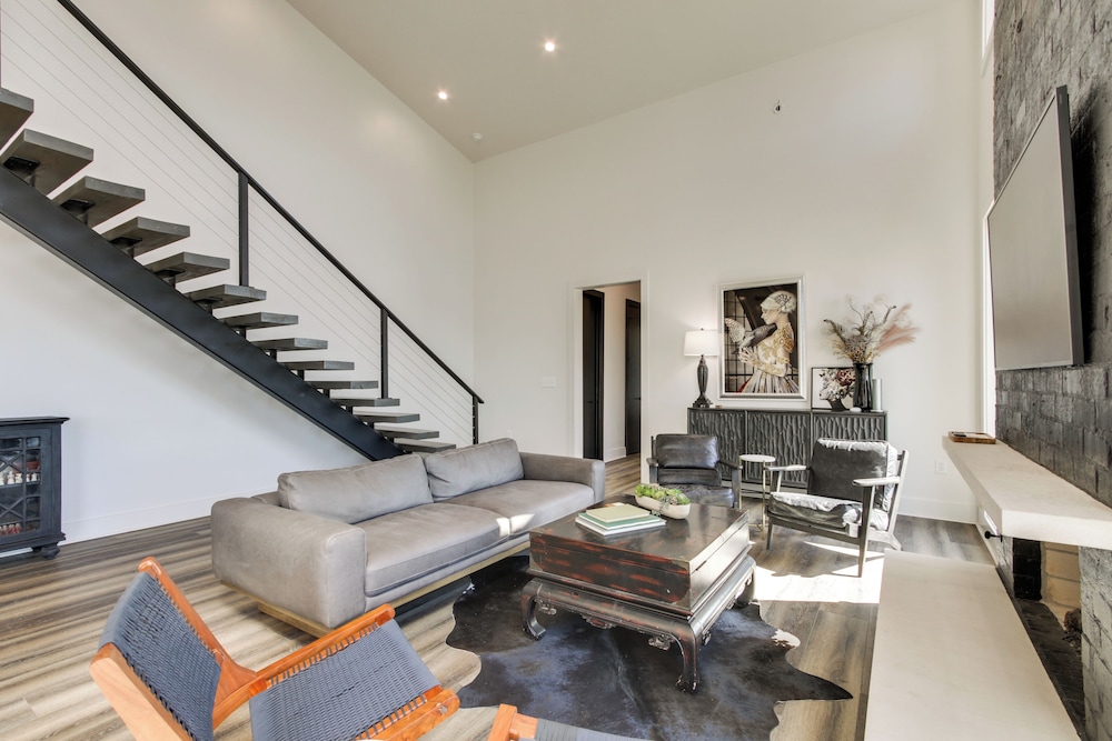 Private Dock & River Views: Modern Gem in Waterloo