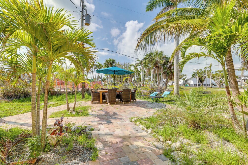 Dog-friendly Getaway: Steps to Fort Myers Beach!