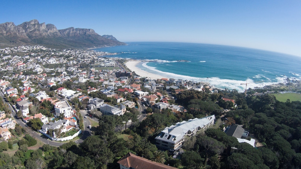 Cosy Studio in Camps Bay view 4