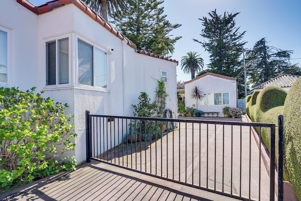 Charming Santa Cruz Studio w/ Private Hot Tub
