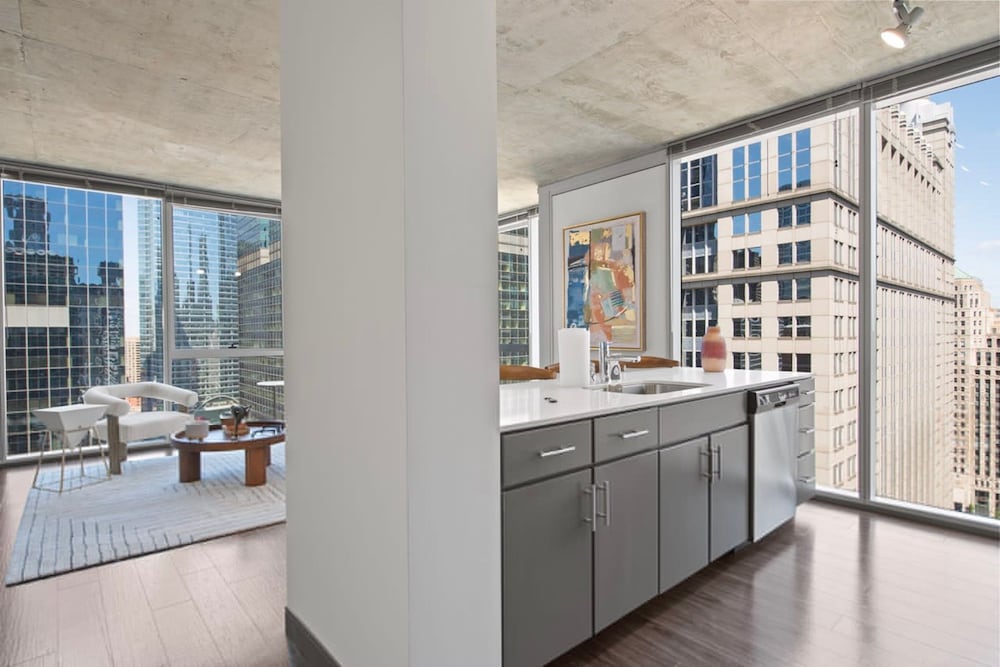 Loop City Views 2BR Apt Near Riverwalk