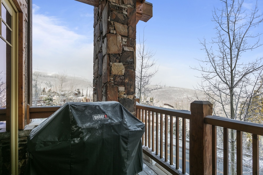 Grand Lodge - Three Bedroom #201 - Ski-in/ski-out 3 Condo