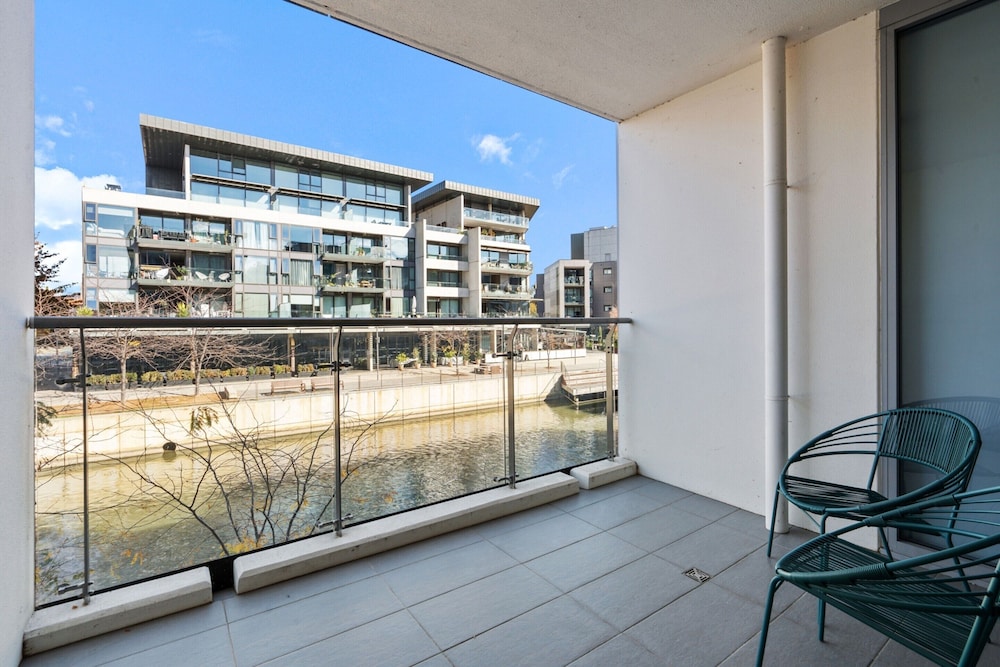 Spacious Lakefront Apartment With Pool Access