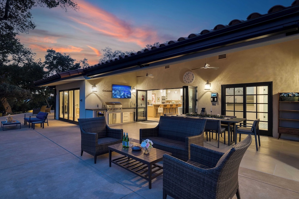 Rancho Robles by Avantstay Vineyard Villa w/ Views, Pool & Privacy