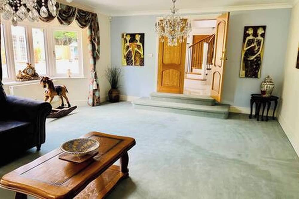 Stratford 4 BR Family Mansion With Pool, Gym & BBQ, Photo 25