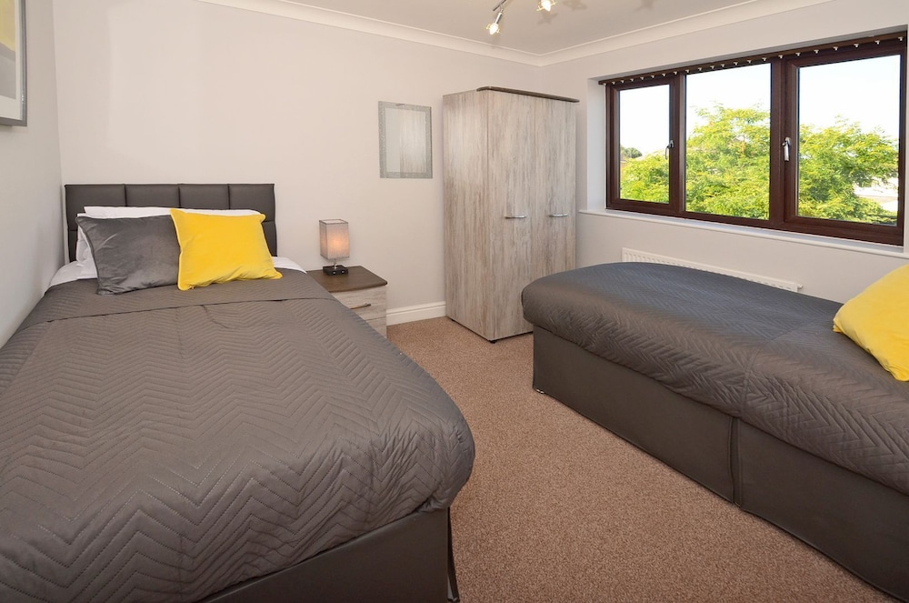 Ideal for Alton Towers, Staffordshire and The Peak District view 5