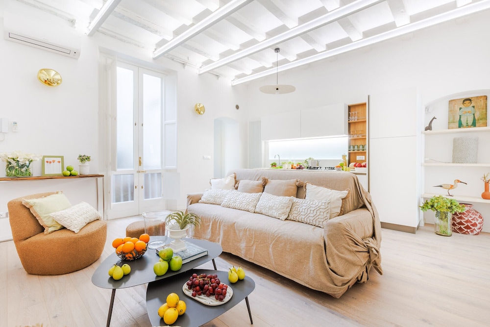 Casa Joyce in Lucca With 1 Bedrooms and 1 Bathrooms