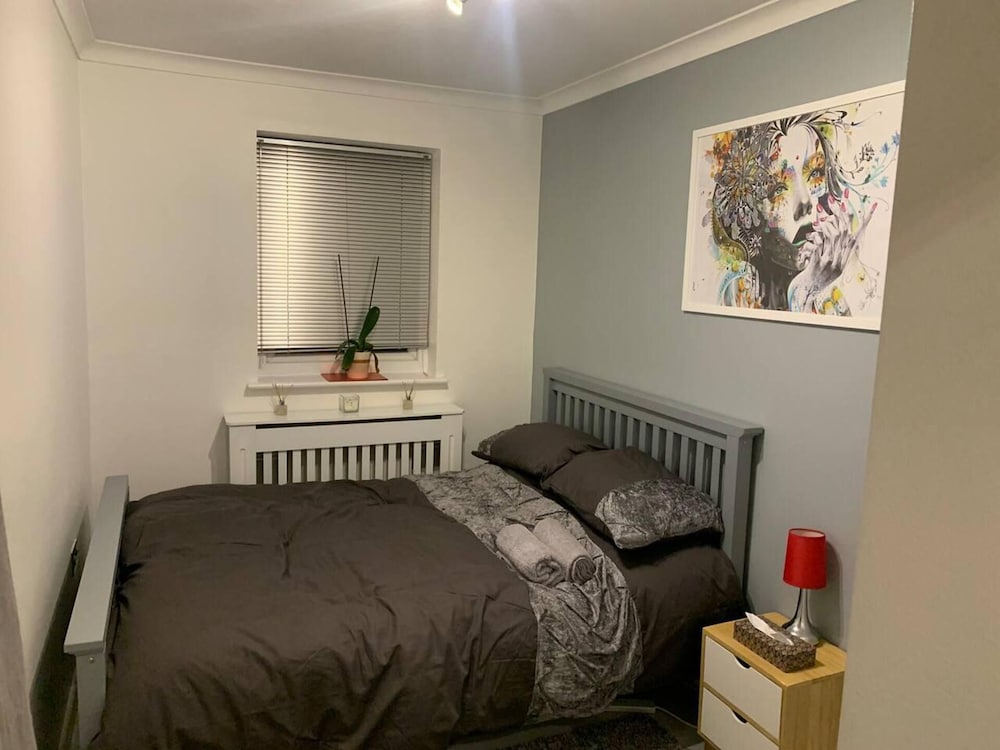 Lovely 2-bed Apartment in Wallasey, Sleeps 4 view 2
