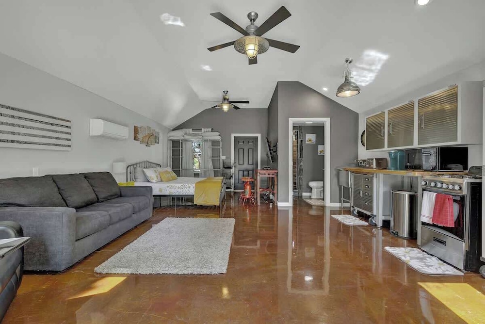 Terracotta Retreat/ Sleeps 30!