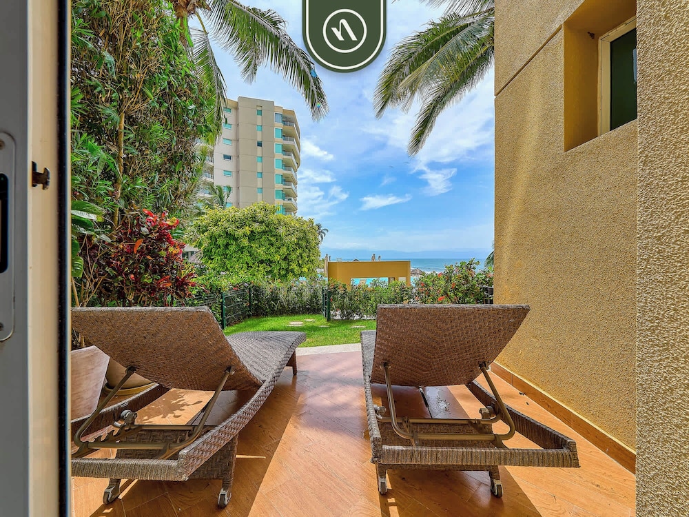 Luxury 4 BR Condo - Private Beachfront Deck With Pool
